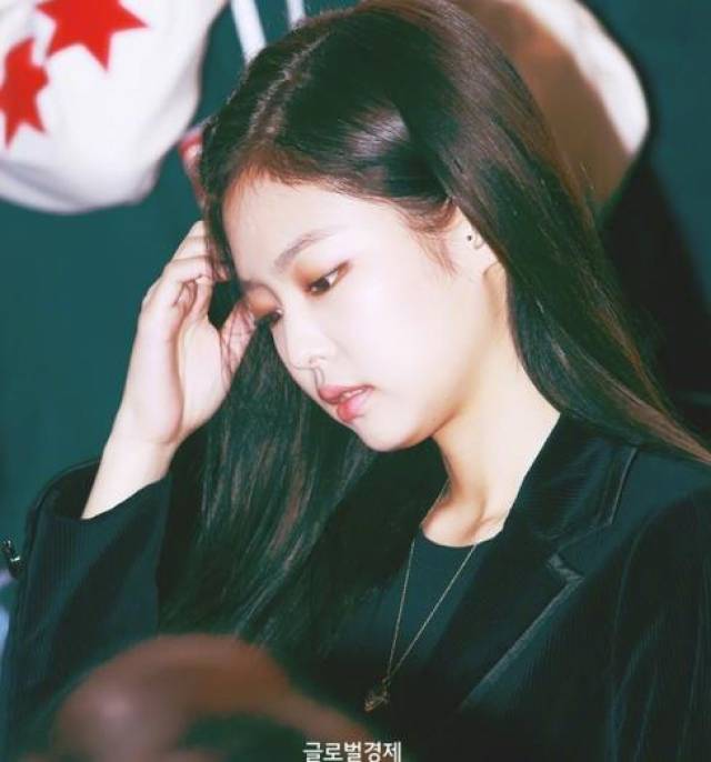 表白lisa小美女,不是饭也认证的身材和颜值.这张新闻图美到过分了吧?