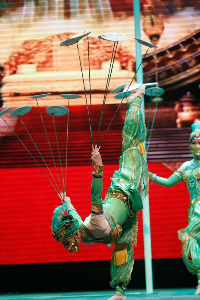《京韵》 空竹 1950年诞生于天桥的 北京杂技团是一支秉承传统杂技