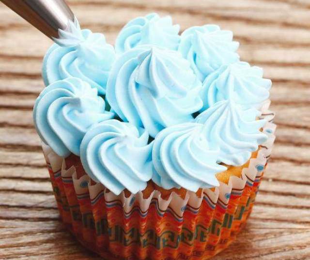 裱花袋怎么上奶油 add72e387b454aa494a97407aed20613.jpeg