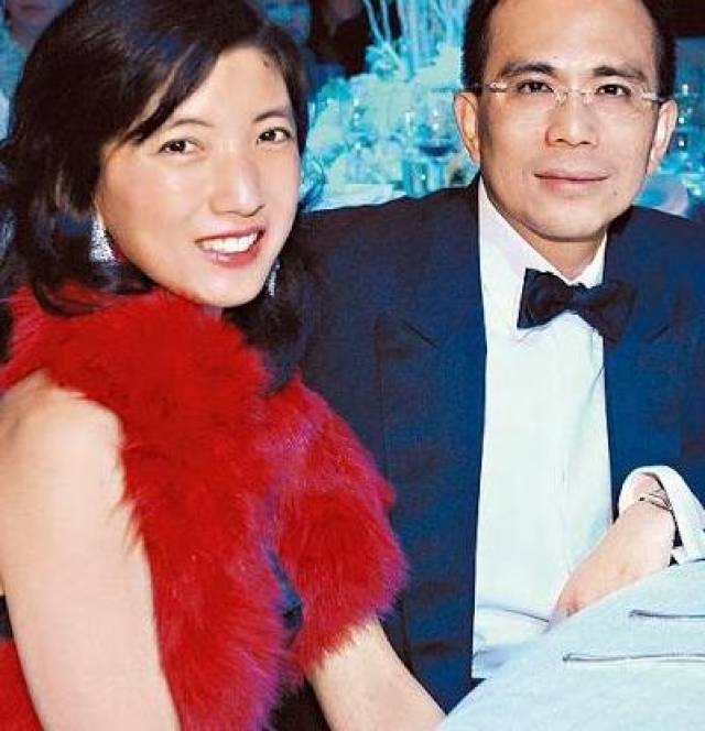 同样热衷为豪门生子,梁洛施被逐出李家,她却成为幸福豪门媳妇