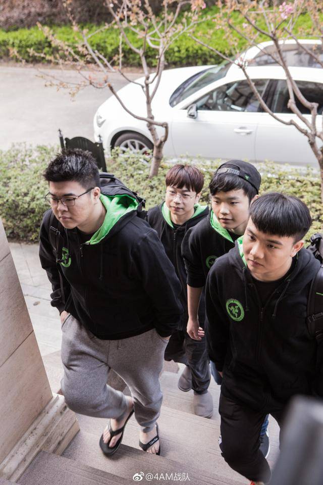 4AM全队拍摄雷蛇大片,孤存头戴绿帽韦神又穿