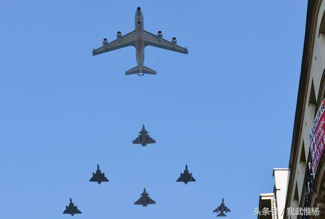 法军机械化编队通过国庆阅兵式检阅台