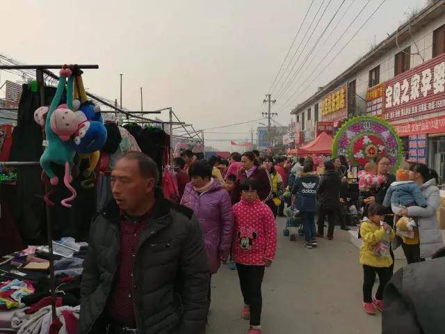 久而久之,这些集市庙会就在固定的时间固定的地点形成传统而得以流传