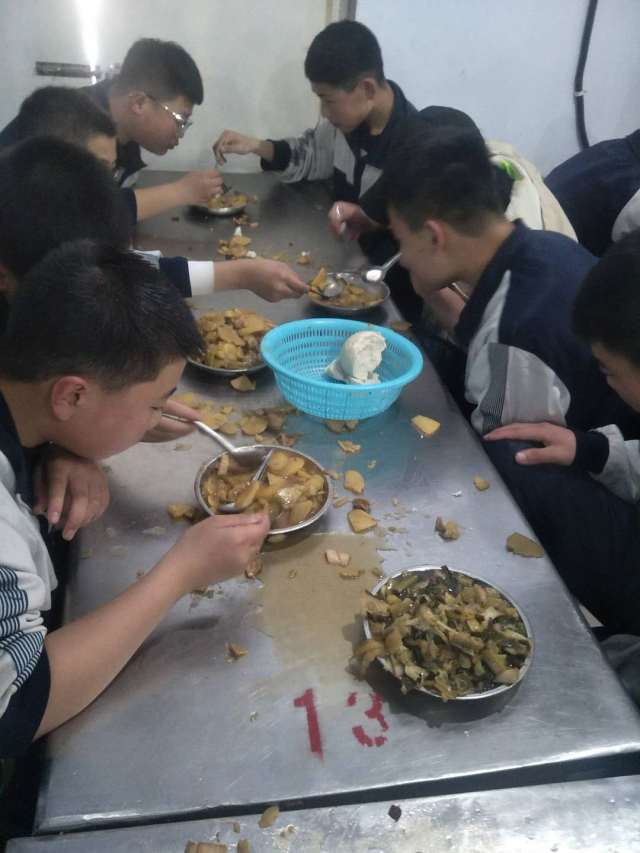 今天晚间,一个关于学生在学校食堂吃饭的图片在和微信群,及百度贴吧