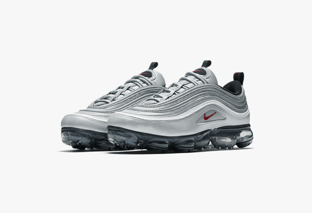 气垫融合 air max 97 最为经典的 sliver bullet 银子弹鞋面配色,相比