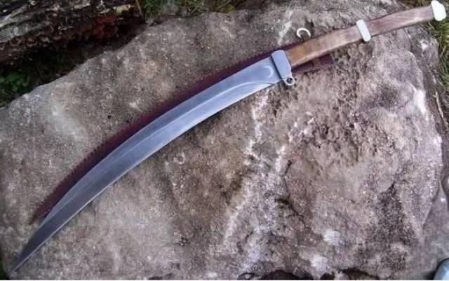 色雷斯的长柄逆刃刀 :长柄逆刃刀(rhomphaia)结合了剑,镰刀和长柄