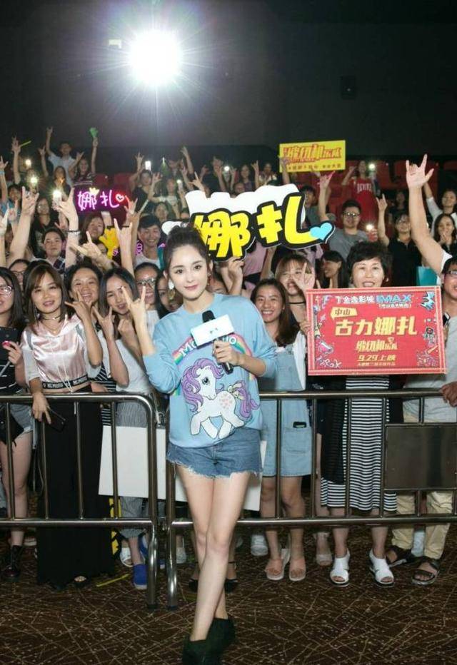 关晓彤这次终于穿对了少女感爆棚,撞衫古力娜扎也一点