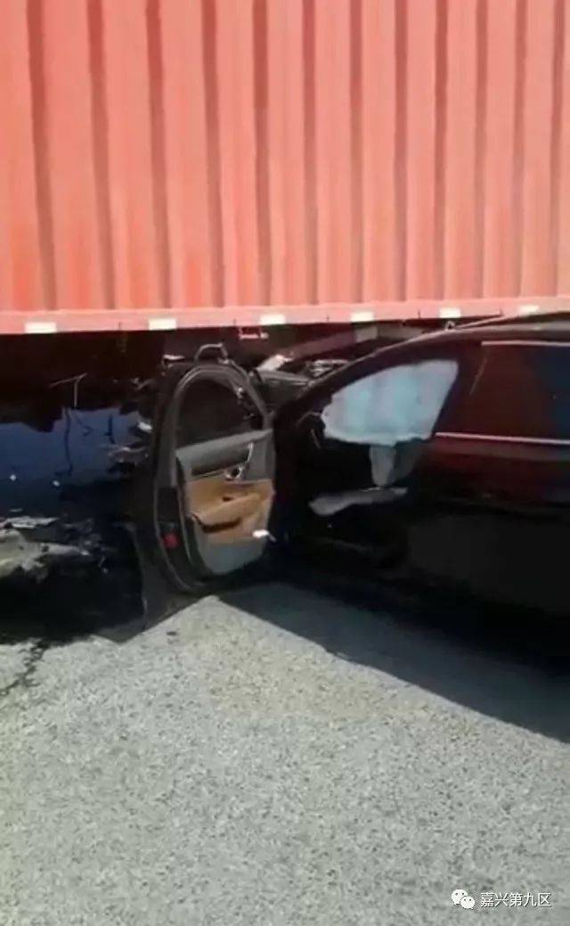 嘉兴惨烈车祸:汽车插入集装箱车车底,头都碎了…可怕!