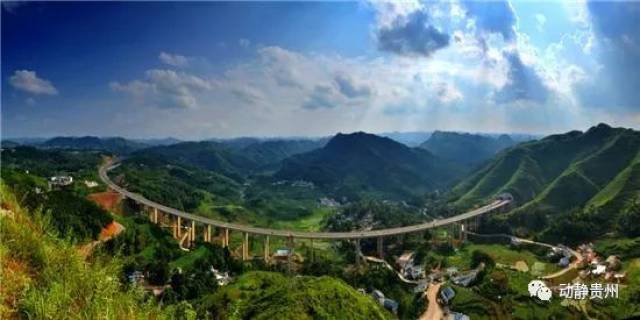境内有桃花公园,九头山公园,南极山公园,郎岱古城,底溪森林公园,岩脚