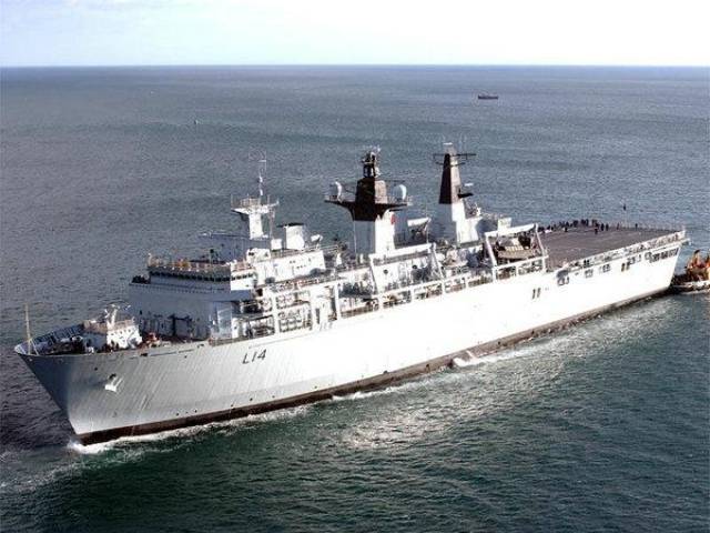 鹿特丹号两栖船坞登陆舰 1984年,荷兰也开始研制新型两栖战舰.