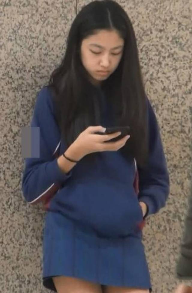 近日,任达华女儿任晴佳逛街被港媒拍