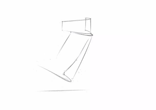 (1)在注意两点透视的同时,通过曲线的方法将产品的大体基本型勾略出