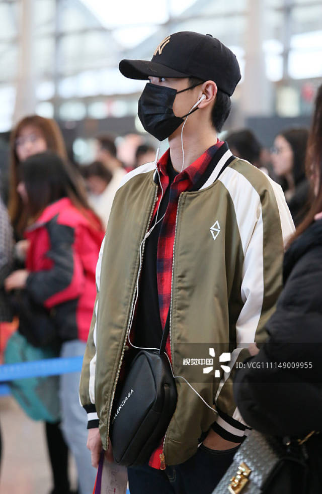汪苏泷街拍:条纹镶边橄榄绿缎面夹克 nike x off white球鞋有型帅气
