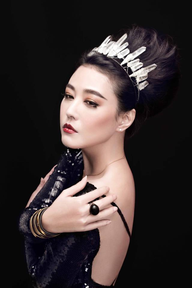 周海媚曝黑色系视觉写真 气质优雅"女王范"十足