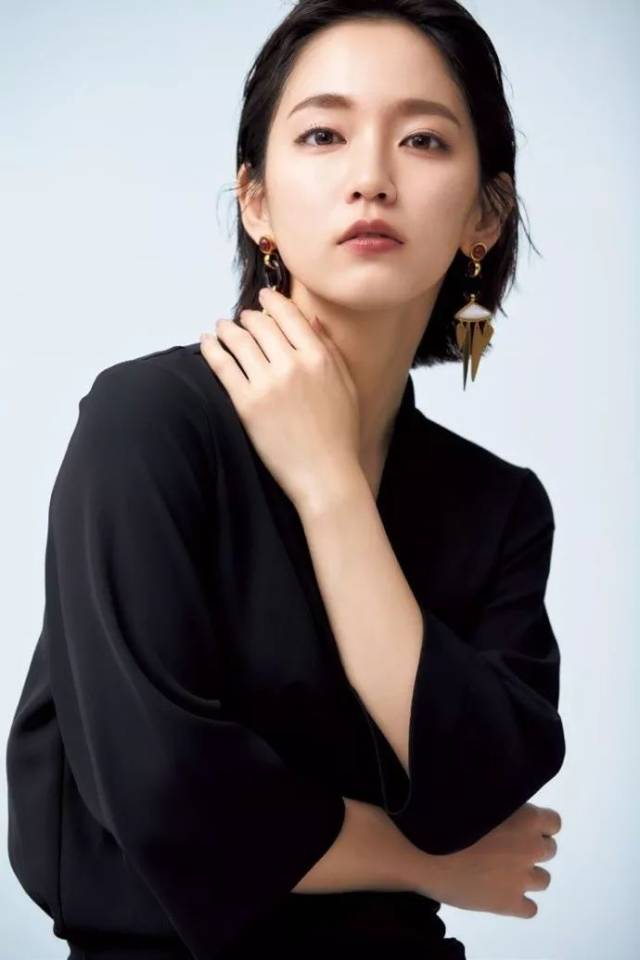 很多女生很憧憬男生可以留大背头,其实女生留也很好看!