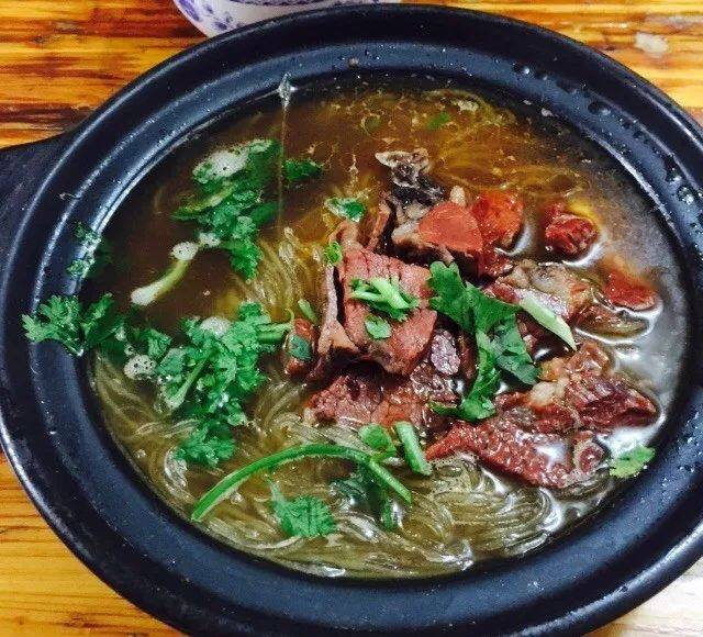 ↓↓↓ 牛肉粉丝汤是必点,粉丝用的是正宗的山芋粉丝,筋道不易糊,热