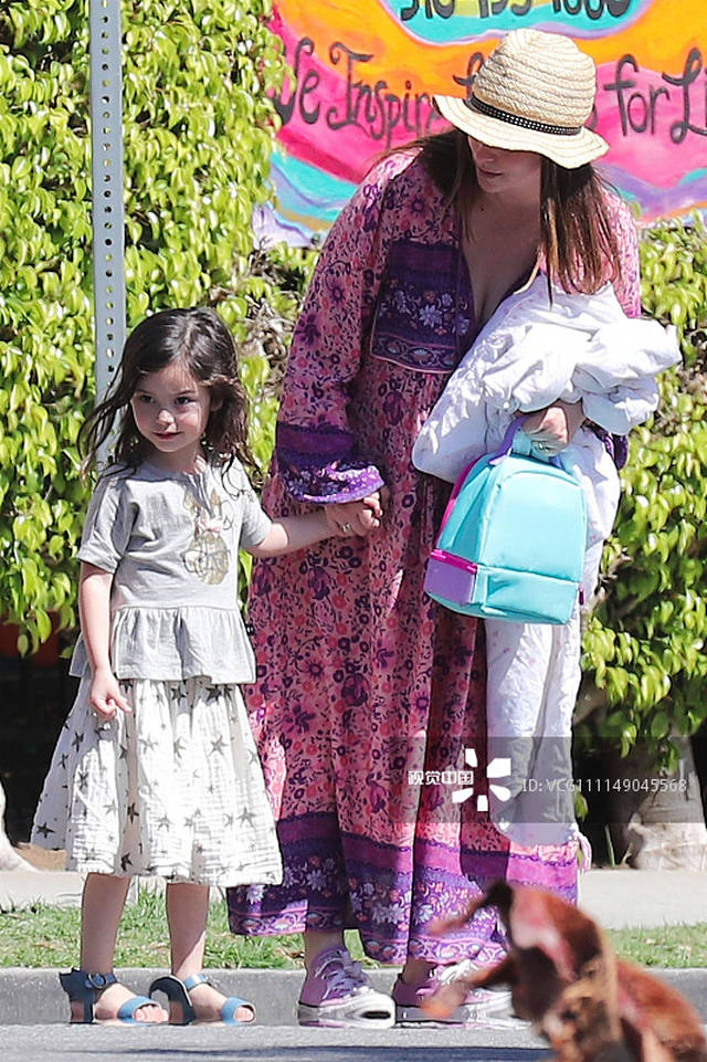 actress jennifer love hewitt and her daughter autumn hallisay