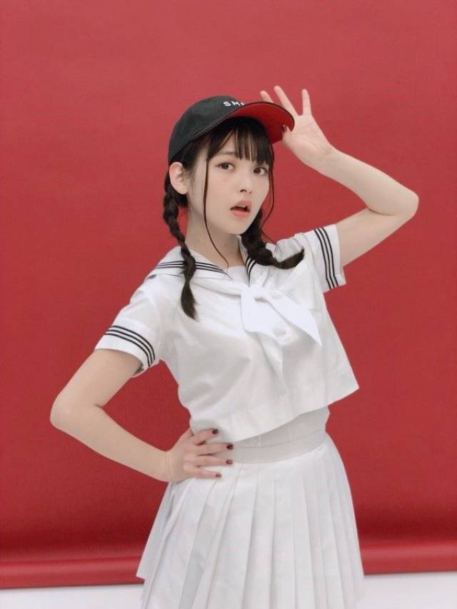 上坂堇杂志新图:纯白水手服 紧致凹凸肉感十足