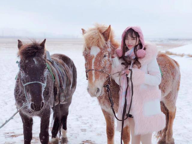 北京一秒入夏粉红美女程诗雯大漠雪景写真