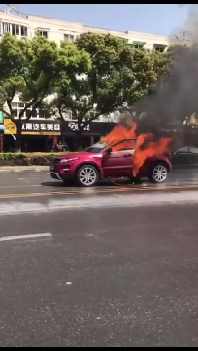 瑞虎为情撞路虎,车内两人烧焦身亡,现场惨不忍睹