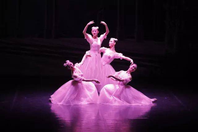 其中,《古典女子四人舞》选段由舞团中经验最丰富,舞蹈功底最强的女