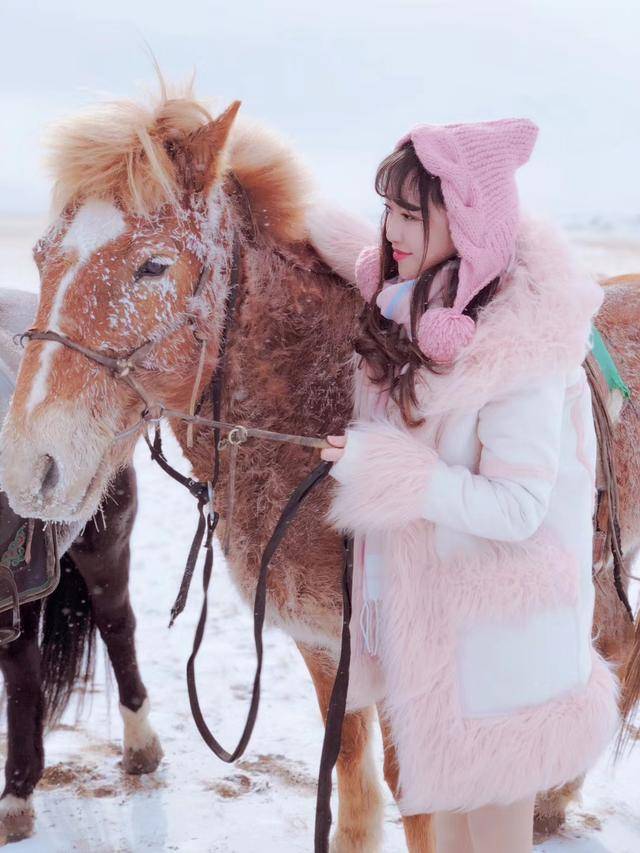 北京一秒入夏粉红美女程诗雯大漠雪景写真