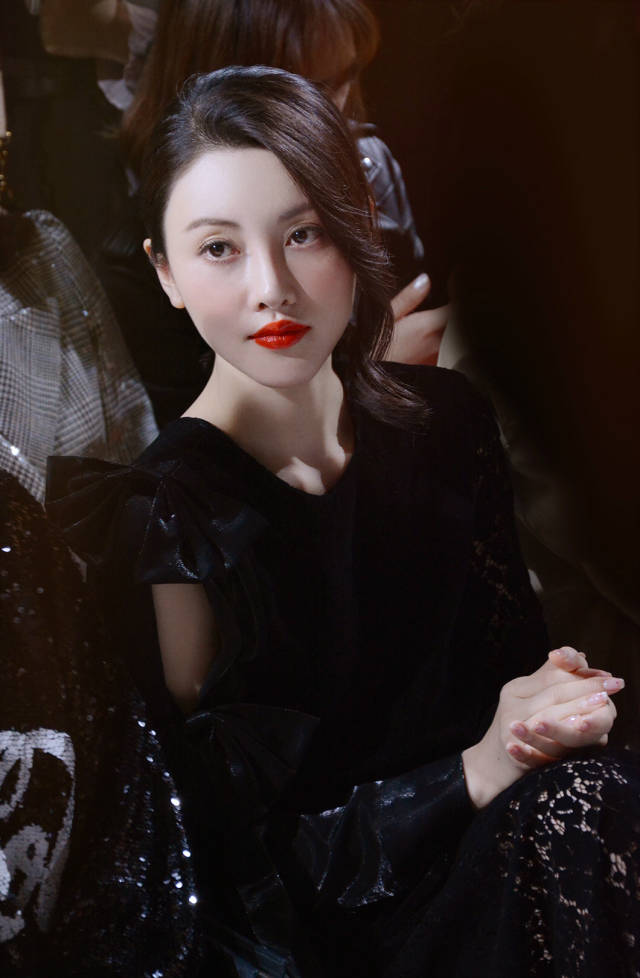 近日,演员管乐亮相上海时装周2018秋冬大秀,黑裙挽发尽显高级感.
