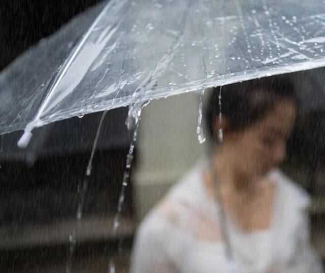 下雨了要不要给你送伞