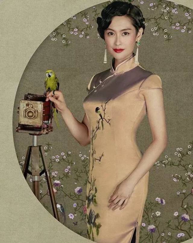 刘诗诗的气质非常好,穿上旗袍更是韵味十足.