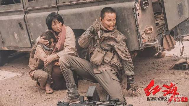 她是武侠电影《铁血女捕之千龙爪》里霸气外露的铁无双;她是《潜龙