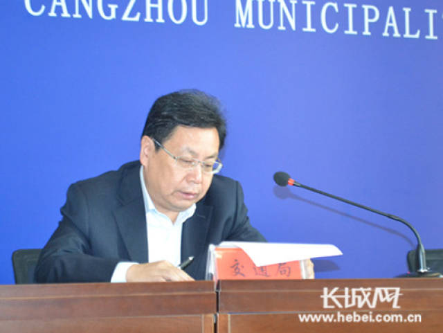 市交通局副局长周华.徐亮 摄