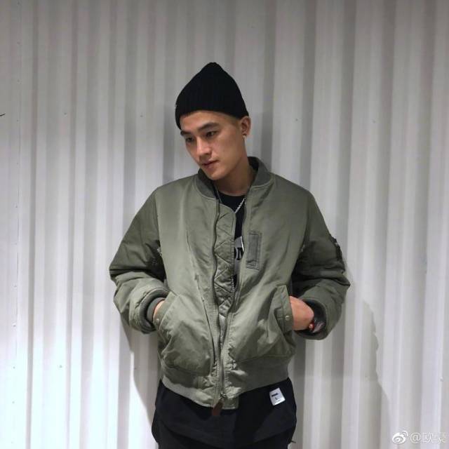 欧豪微博晒时尚酷酷写真,网友纷纷羡慕马思纯好福气!网友:要幸福