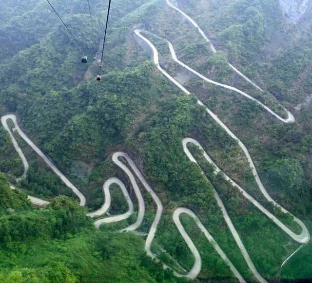 二十四道拐是一个地名,也是一段二十四道弯的公路,位于贵州省黔西南州