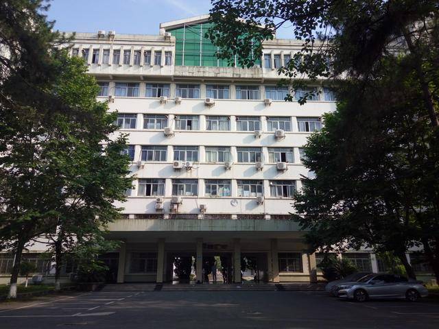 井冈山大学化学化工学院位于学校本部南校区,有独立的教学,试验,办公