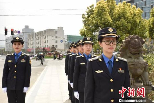 宁海城管)女子中队的女队员们"柔性执法"成为街头一道靓丽的风景