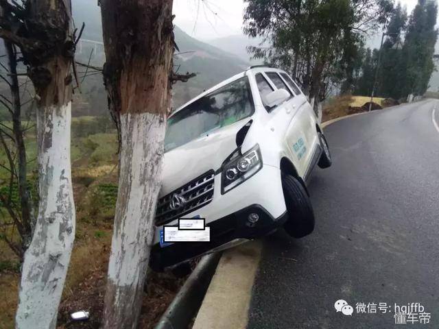 大理鹤庆突降细雨车祸发,谨慎驾驶才是真