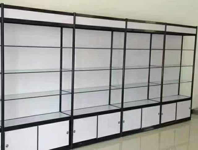 2,看展柜制作的封边是否压实,一般大型展柜厂制作出来的封边是十分