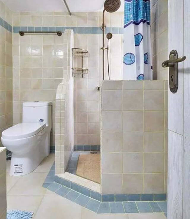 淋浴房洗澡很压抑新房装修在卫生间砖砌了个矮墙简单大气