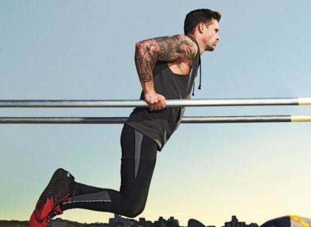 练胸肌下沿用哪些动作?两个经典动作,下斜卧推