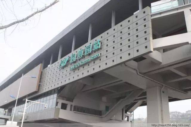 北京地铁和重庆轻轨园博园站