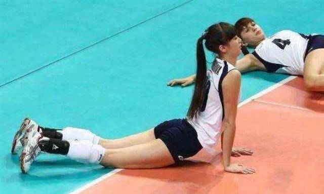 为什么女排运动员都要身着紧身裤,而男排却不需要呢?