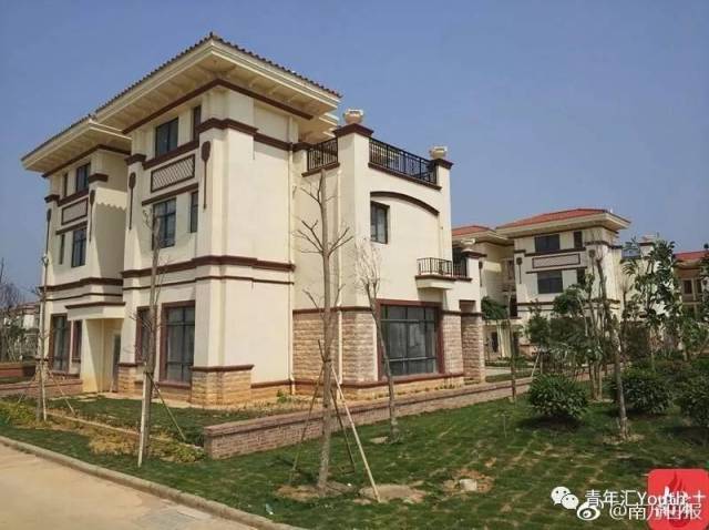 广东一富豪陈生为回馈乡里, 投资两亿建别墅赠送给乡亲.