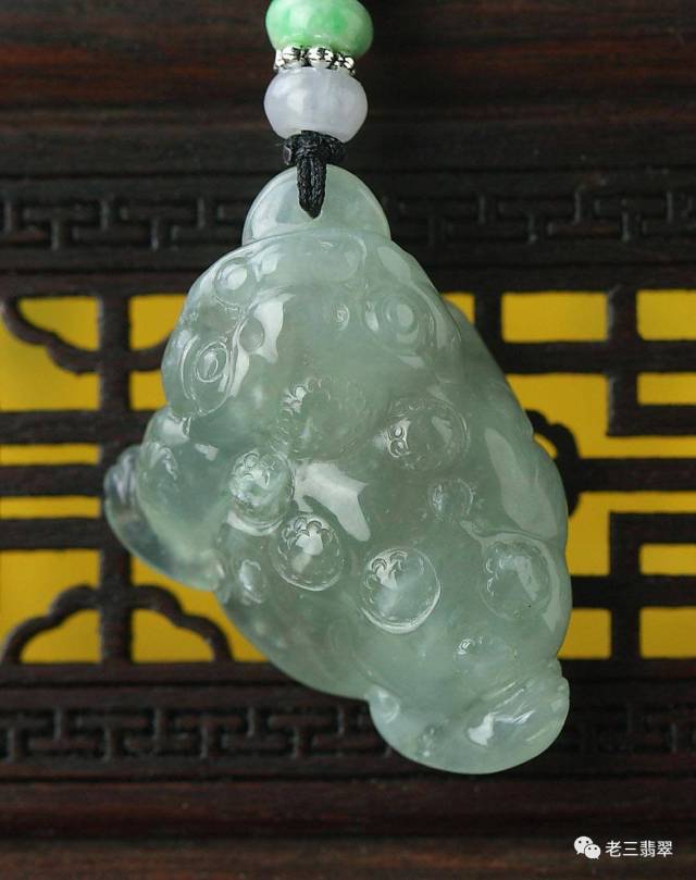 而今天的玉蟾蜍作为一种装饰品走进了千家万户,它不仅有装饰作用,还