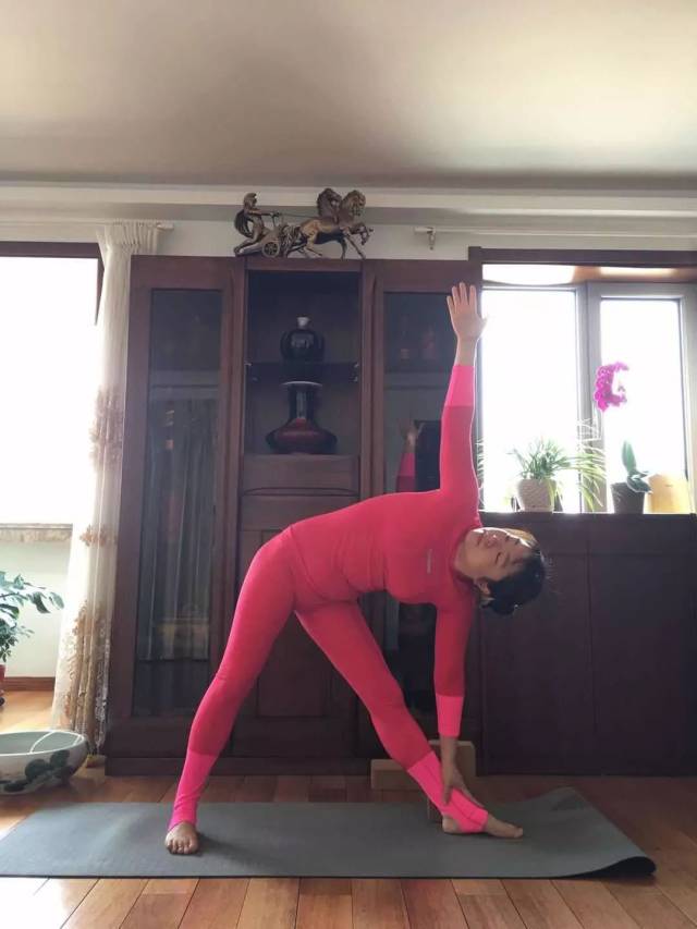 宅女爱上瑜伽,坚持半年驼背问题终解决