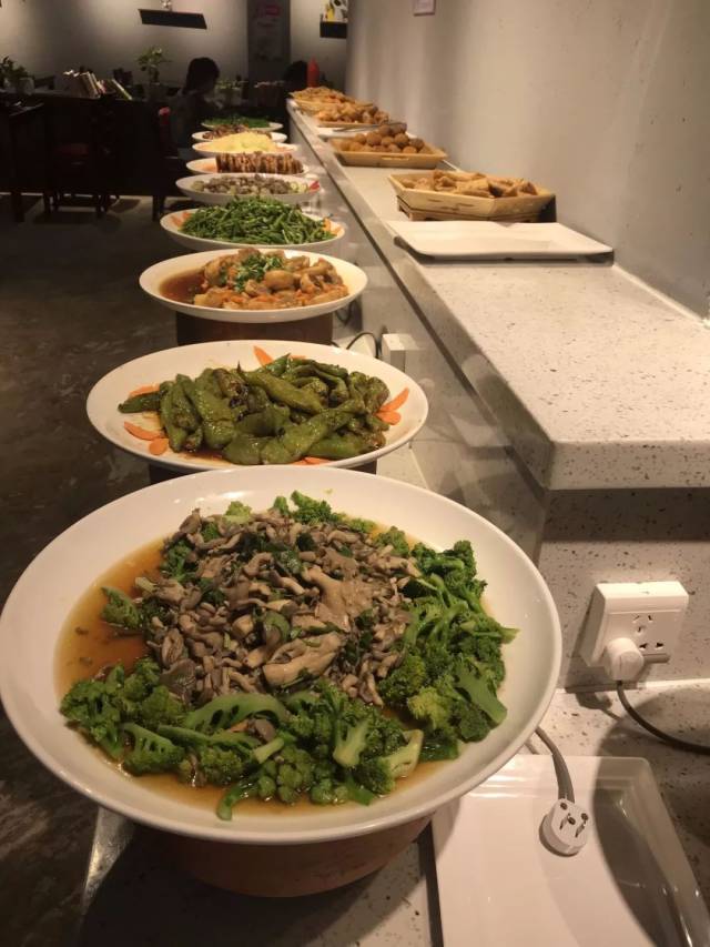 9  素香素食自助餐厅  环境不错,是朋友聚会的好地方 最主要是菜的