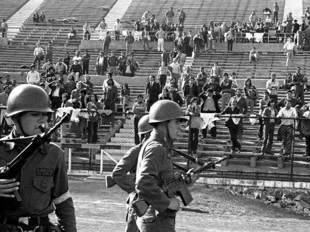 因为,1973年,智利皮诺切特军政府上台了,并在第二场比赛应在的圣迭戈
