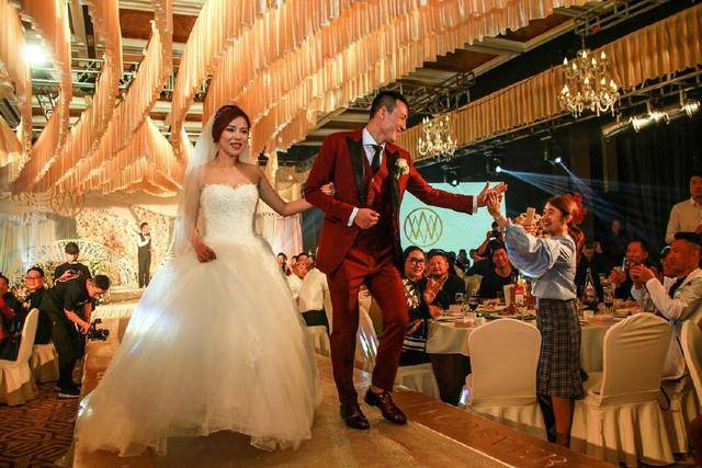 "吸血魔"李景亮和他的恩师兼好友张铁泉也在婚礼现场给王冠送上祝福!