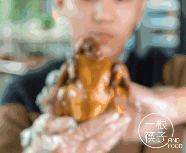 熏好的整鸡色泽诱人,当你的目光与鸡腿上的焦黄皮脂交汇,就已经沦陷.