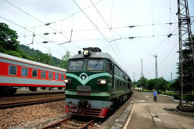 中国唯一一列"绿皮火车",农民乘坐不收费,网友:这才是和谐号