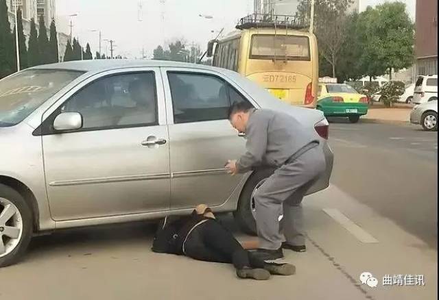 一小轿车从孩子身上轧过去.多起车祸相继发生,我们应该如何避免!